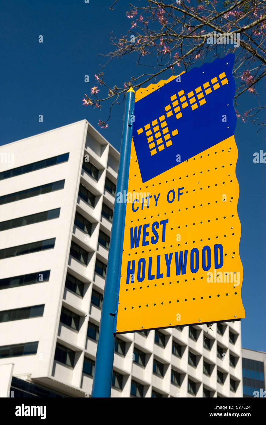 Cartello di benvenuto della città di West Hollywood in California, USA, che segna l'ingresso di questa vivace e ricca comunità culturale. Foto Stock