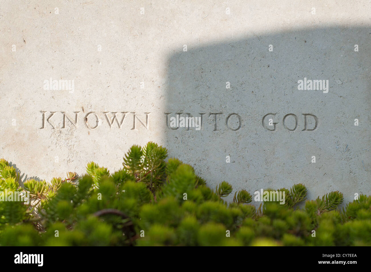 Una fotografia di una tomba di guerra con la scritta 'note a Dio". Foto Stock