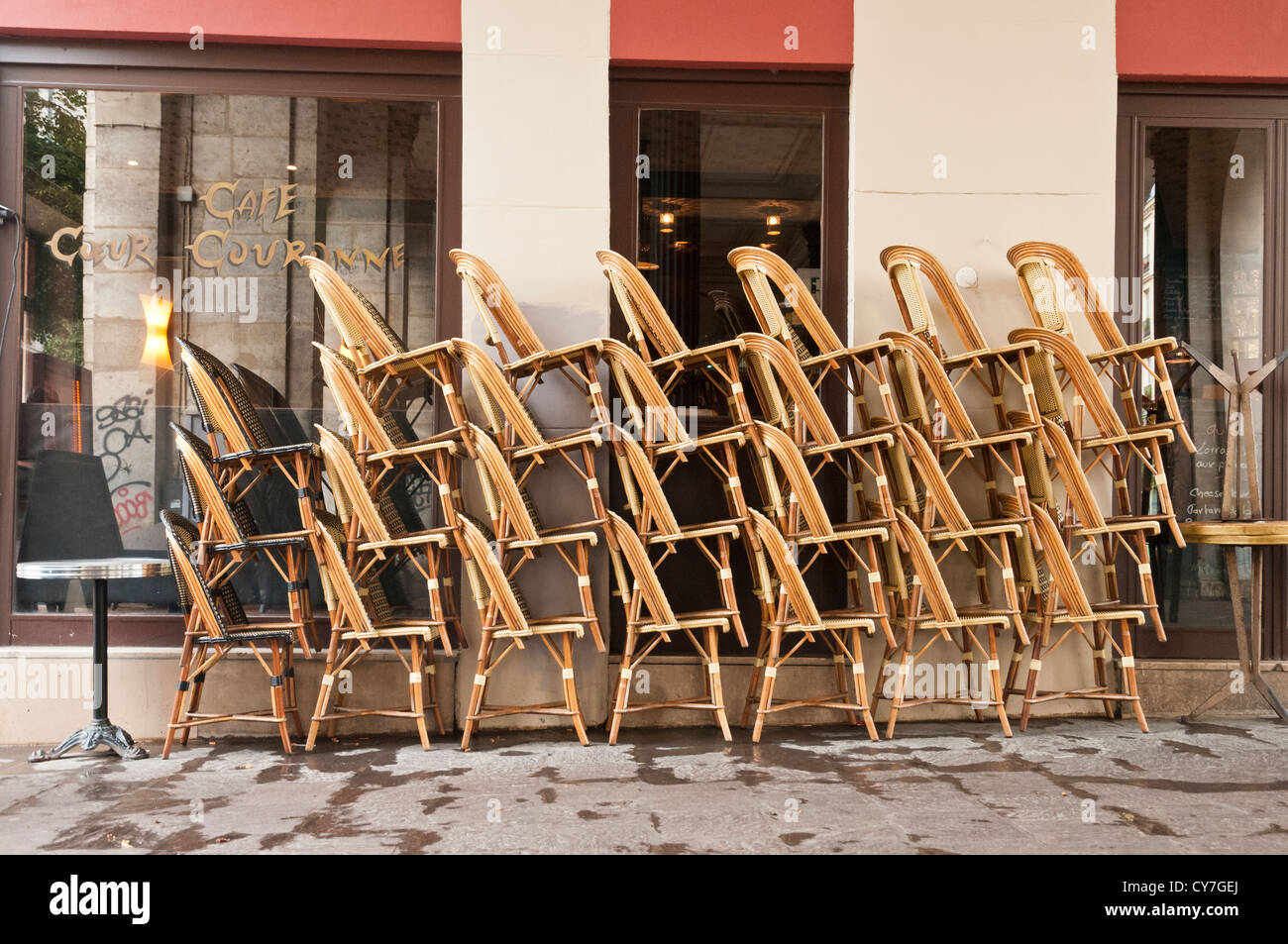 Un sacco di terrazza sedie, mattina tempo a Parigi, in Francia, in Europa Foto Stock