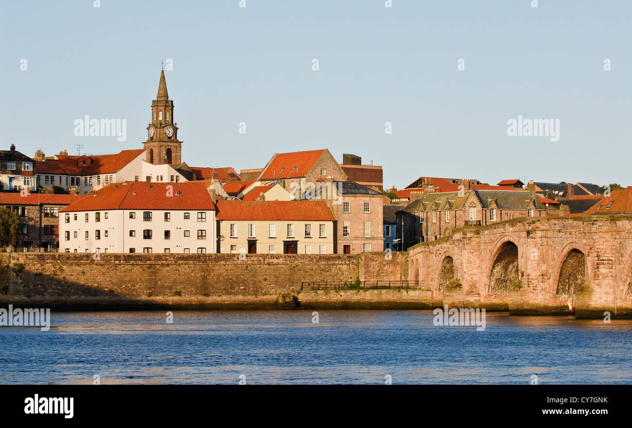 Guardando a Nord sul fiume Tweed per Berwick-su-Tweed e Berwick Bridge. Sulla costa orientale confine della Scozia e Inghilterra, Regno Unito Foto Stock