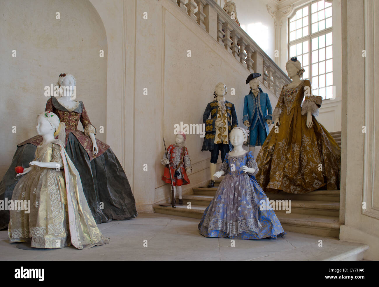 Vittoriano O Vestiti In Stile Barocco Per Gli Uomini Le Donne E I Bambini Sul Display Foto Stock Alamy