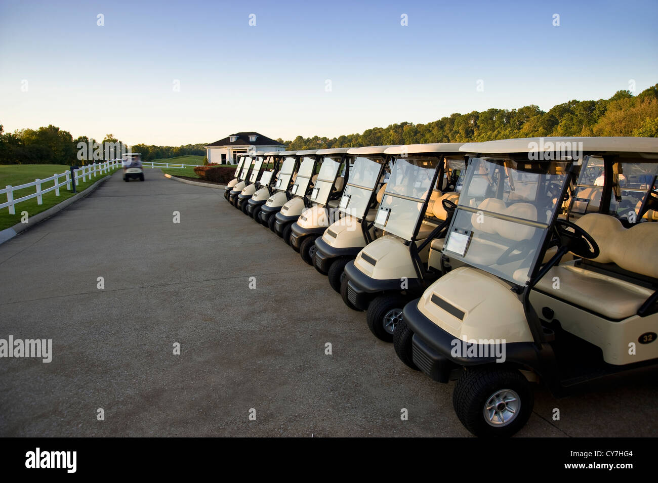 Fila di carrelli da golf sul campo da Golf, Florida, Stati Uniti d'America Foto Stock
