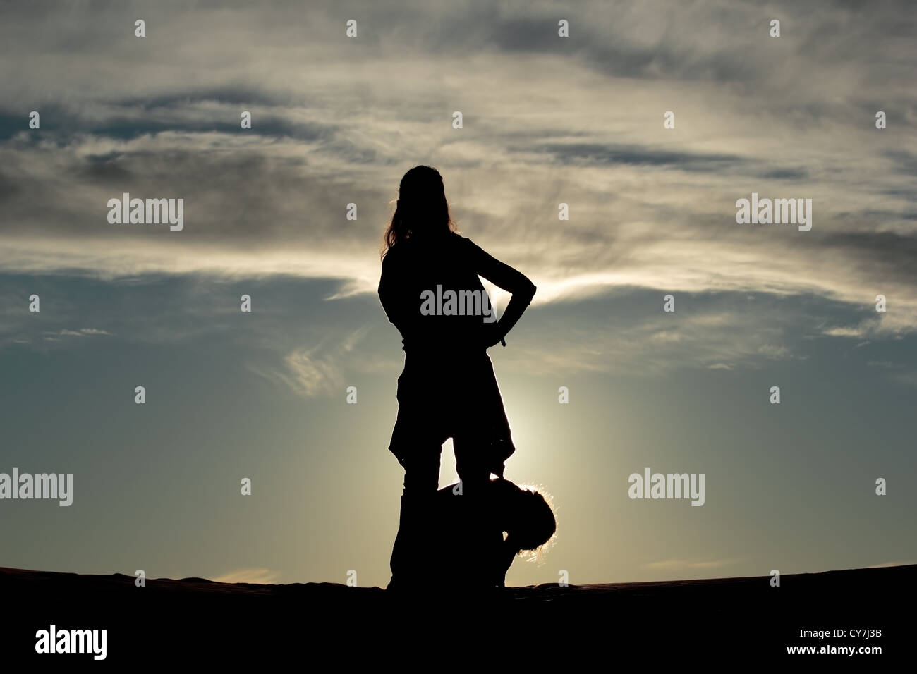 Madre e figlia sagome nel deserto del Sahara Foto Stock