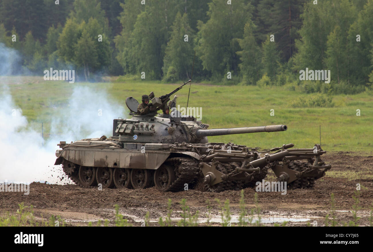 T-55M battaglia principale serbatoio dell'esercito finlandese con KMT-5 lo sminamento rullo. Foto Stock