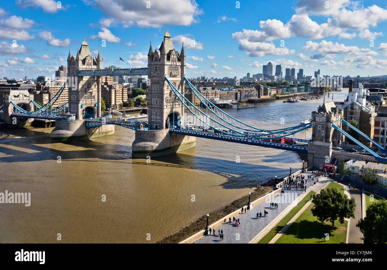 Il Tower Bridge in una soleggiata giornata estiva , Londra, Regno Unito Foto Stock