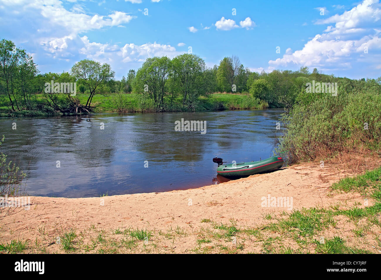 Imbarcazione a motore sulla costa del fiume Foto Stock