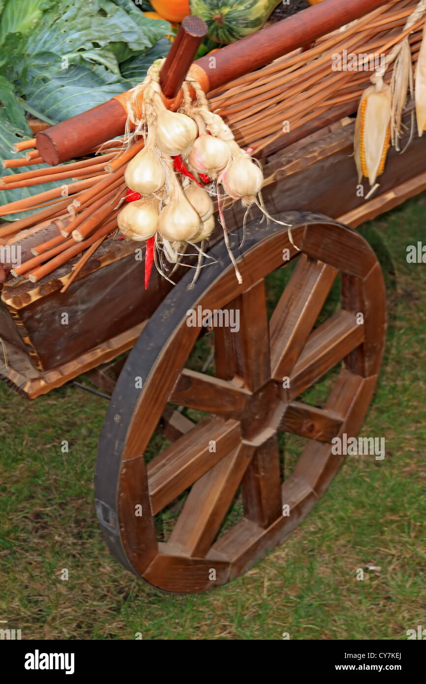 Carrello con verdure sul mercato rurale Foto Stock