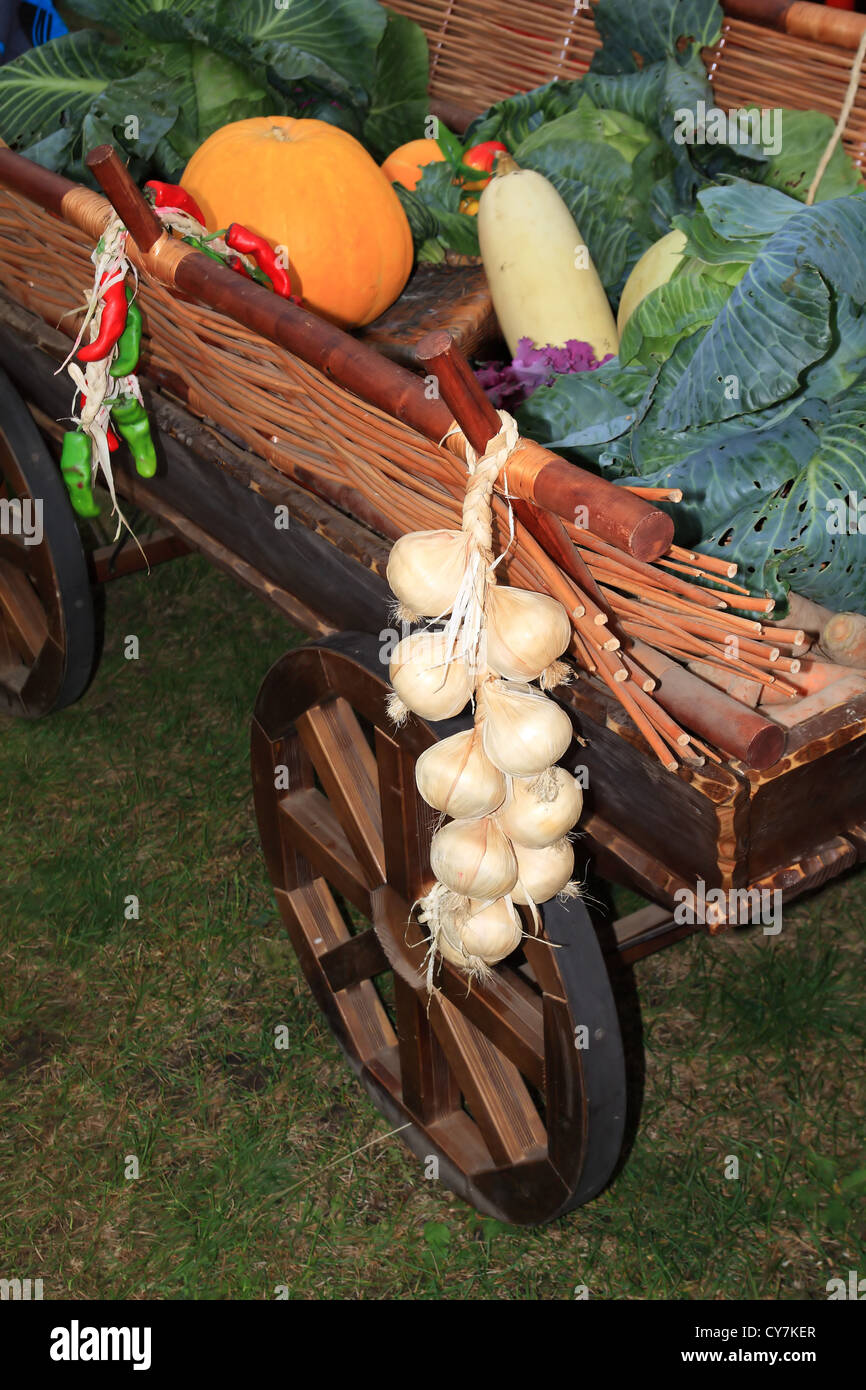 Verdure in carrello sul mercato rurale Foto Stock