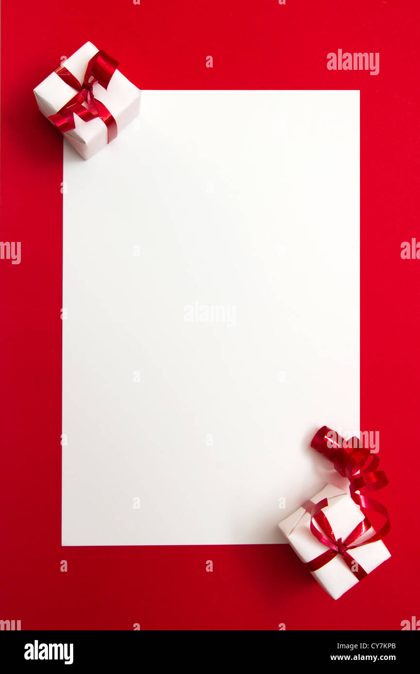 Due regali avvolti rappresentano il tema natalizio con un vuoto di carta bianca per il testo Foto Stock