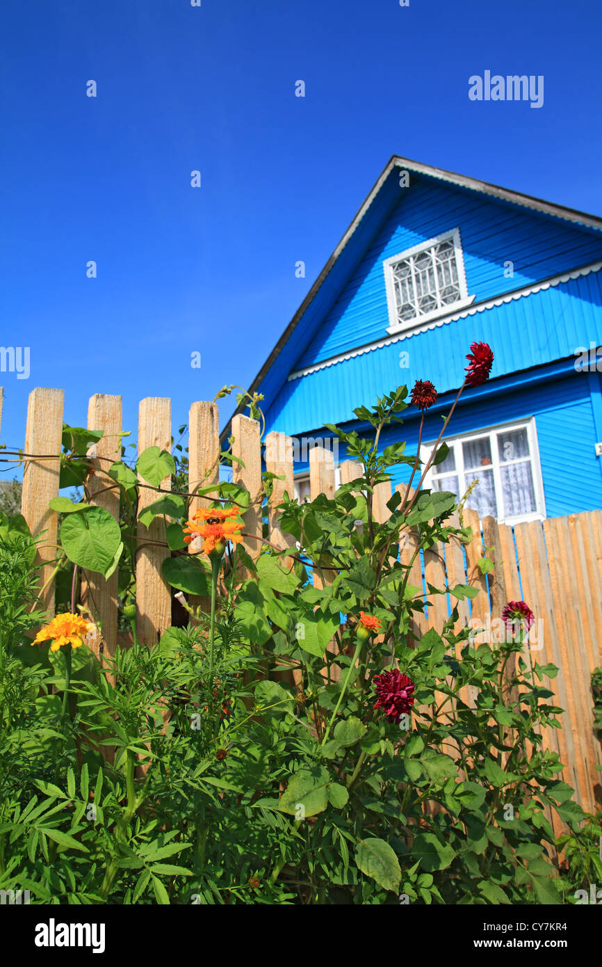 Blu casa rurale su sfondo celeste Foto Stock
