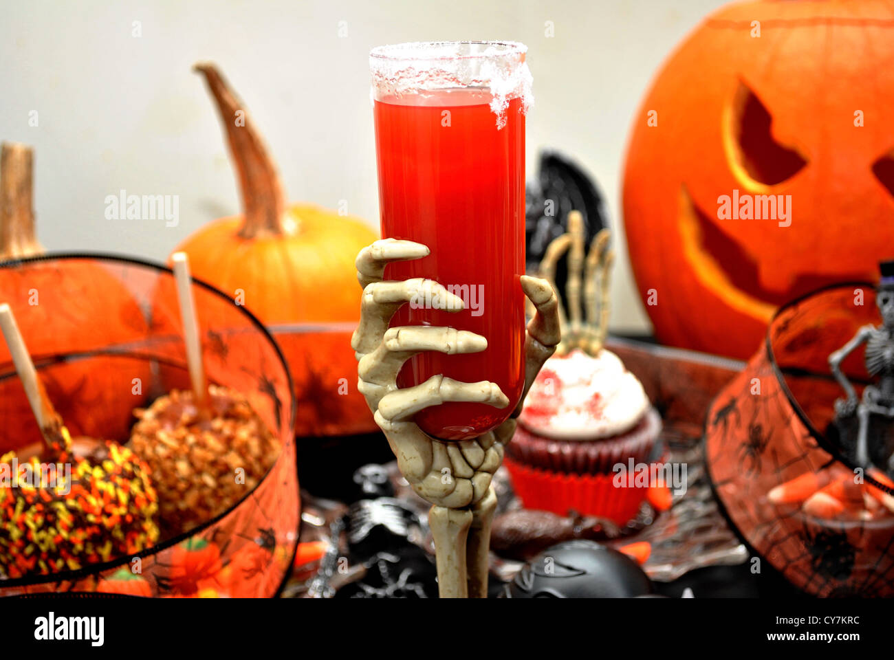 Spooky succo con dessert per una festa di Halloween Foto Stock