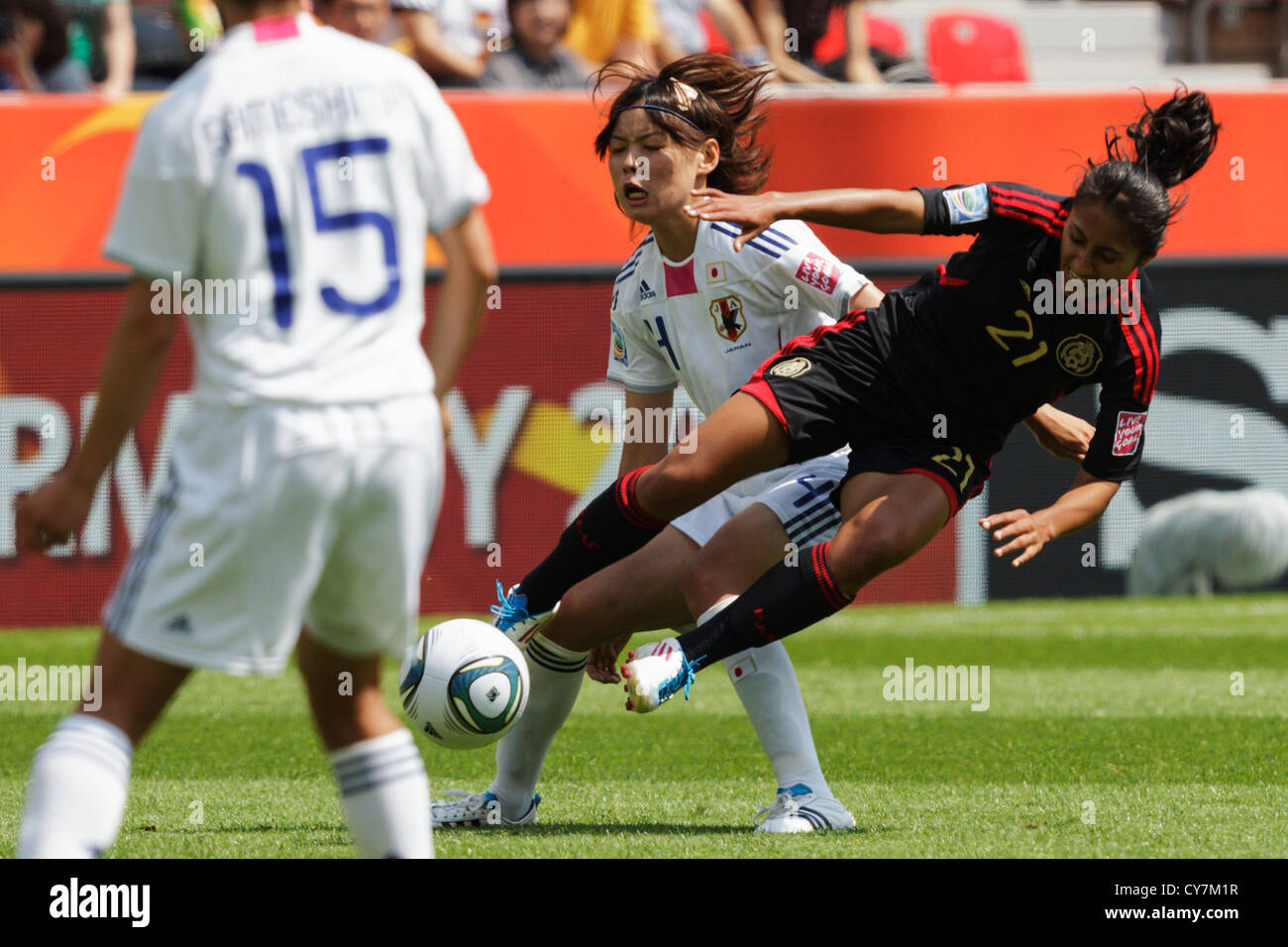 Saki Kumagai del Giappone (L) affronta Stephany sindaco di Città del Messico (R) durante un 2011 FIFA Coppa del Mondo Donne Gruppo B corrispondono. Foto Stock