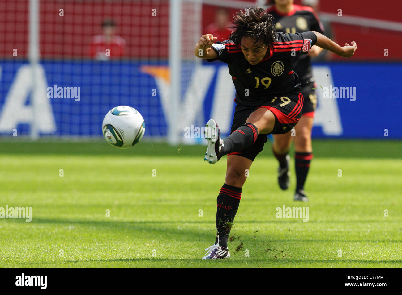 LEVERKUSEN, GERMANIA - 1° LUGLIO: Monica Ocampo del Messico calcia la palla durante una partita del gruppo B della Coppa del mondo femminile FIFA contro il Giappone allo stadio della Coppa del mondo femminile FIFA il 1° luglio 2011 a Leverkusen, Germania. Solo per uso editoriale. Uso commerciale vietato. (Fotografia di Jonathan Paul Larsen / Diadem Images) Foto Stock