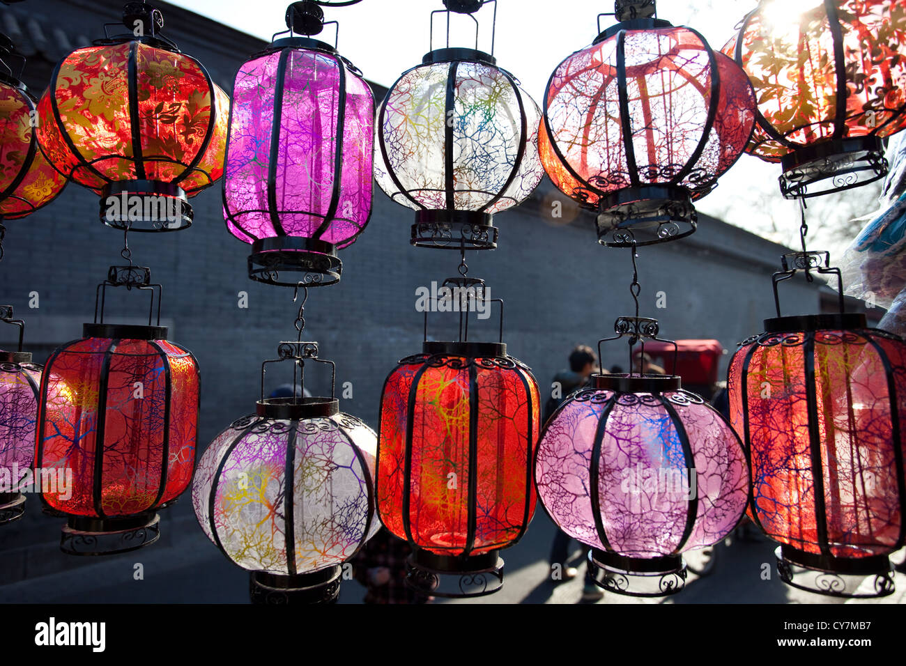 Lanterna colorata contro Pechino Città Proibita parete,Beijing Cina Foto Stock
