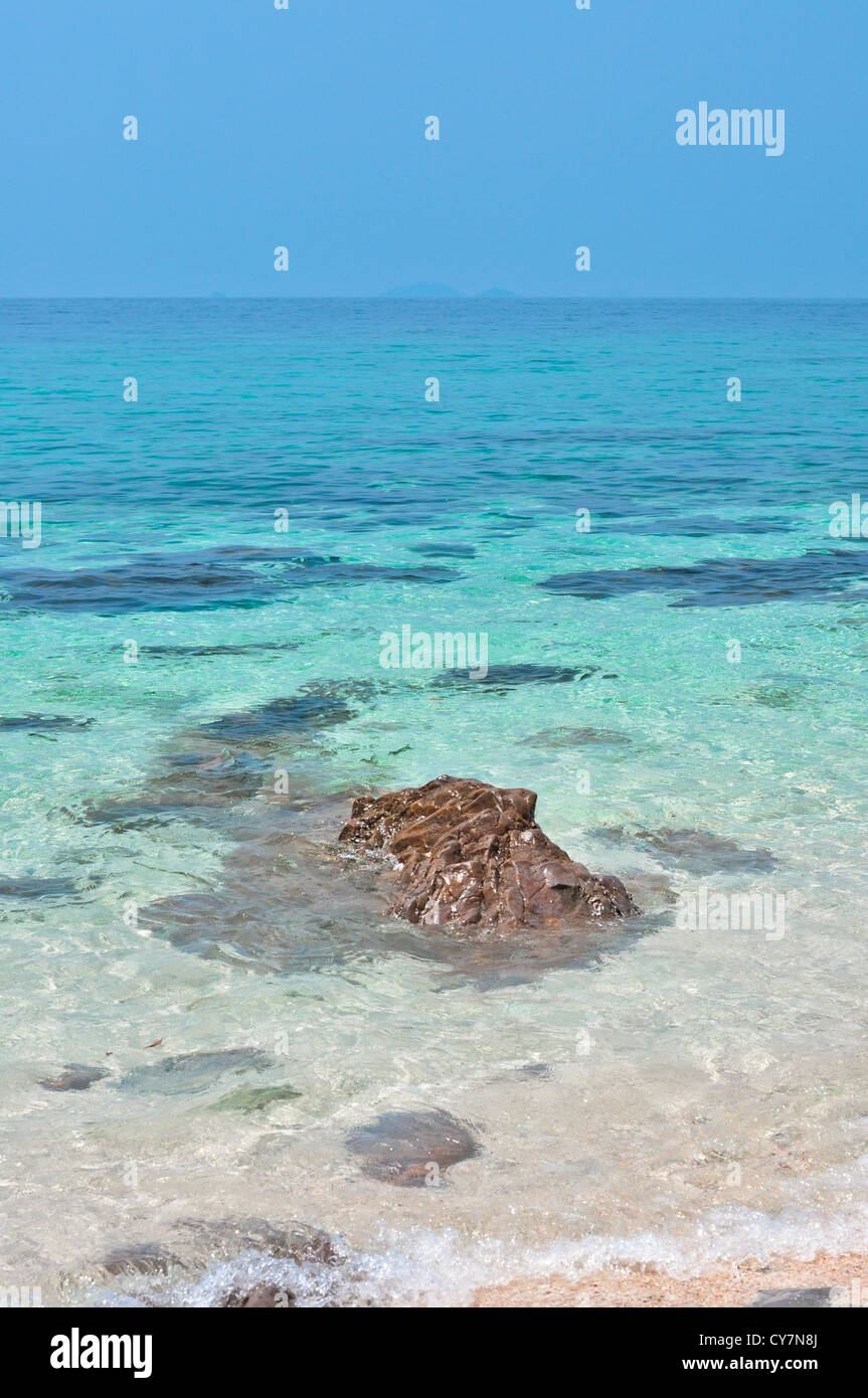 Roccia sul limpido mare spiaggia,Lipe island Satun Thailandia Foto Stock