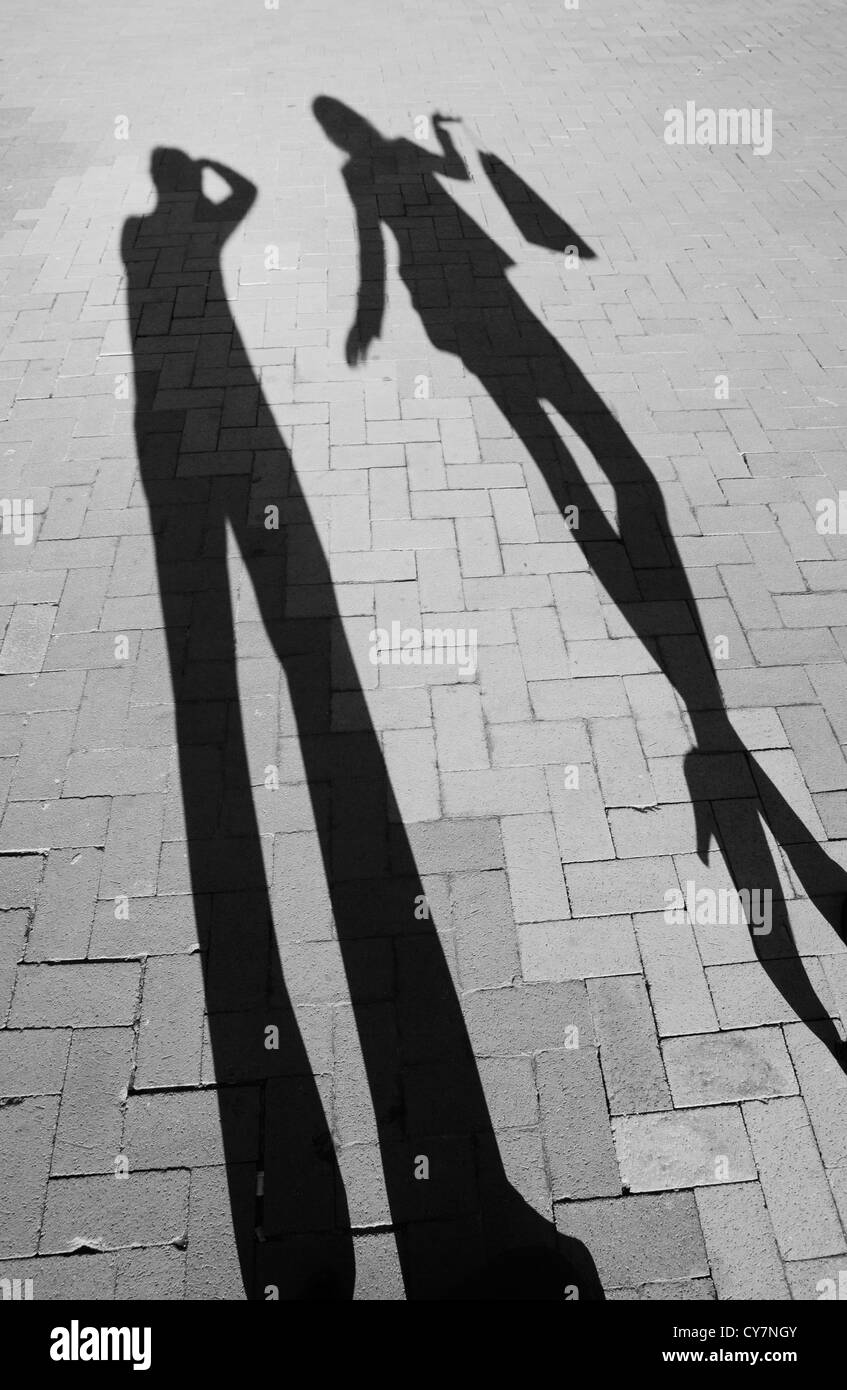 Le ombre del fotografo e modello. La Defense, Parigi, Francia. Foto Stock