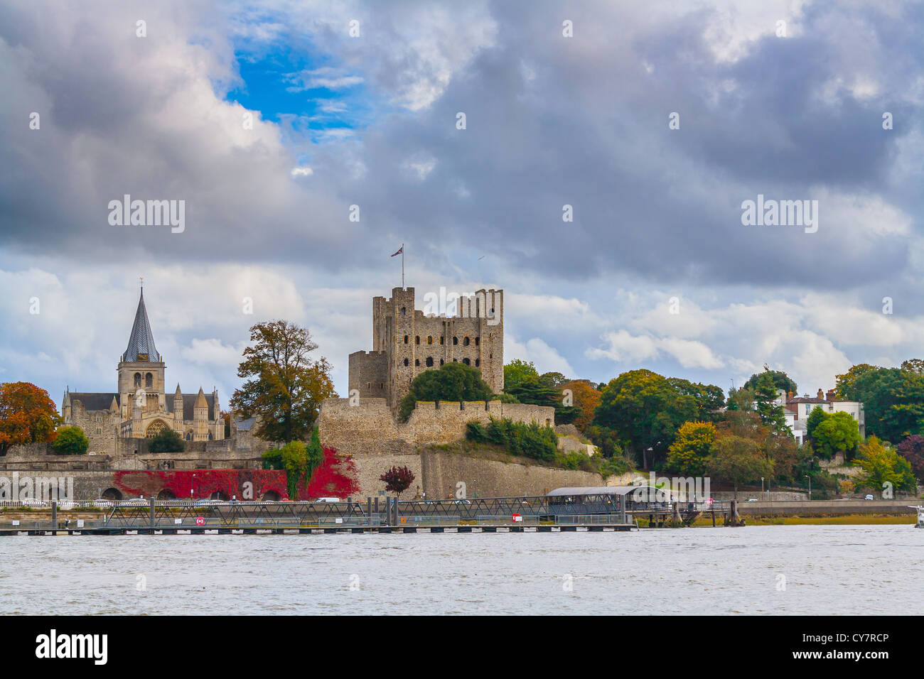 Regno Unito Inghilterra Kent Rochester autunno scena alla Cattedrale di Castello e vecchi edifici storici visualizzati sul fiume Medway. Foto Stock