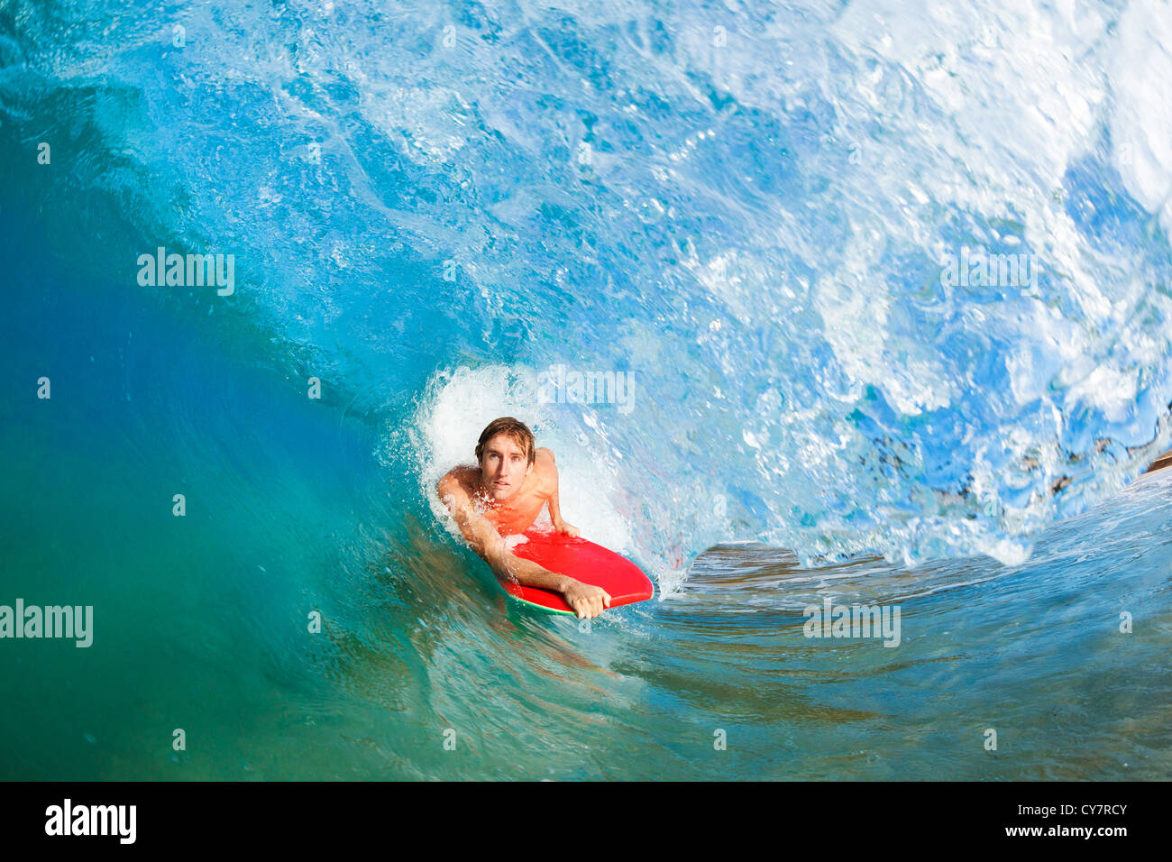 Boogie Boarder Surf incredibile blu oceano onda Foto Stock