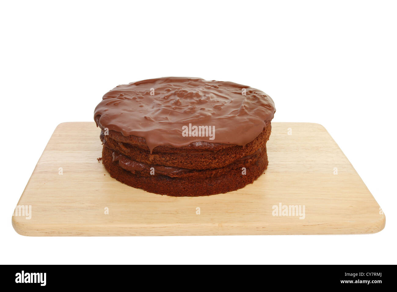 In casa torta al cioccolato su una tavola di legno isolata contro bianco Foto Stock