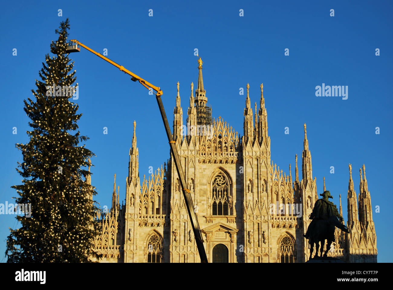 Cattedrale gotica e albero di Natale sul cielo blu, Milano, Italia Foto Stock