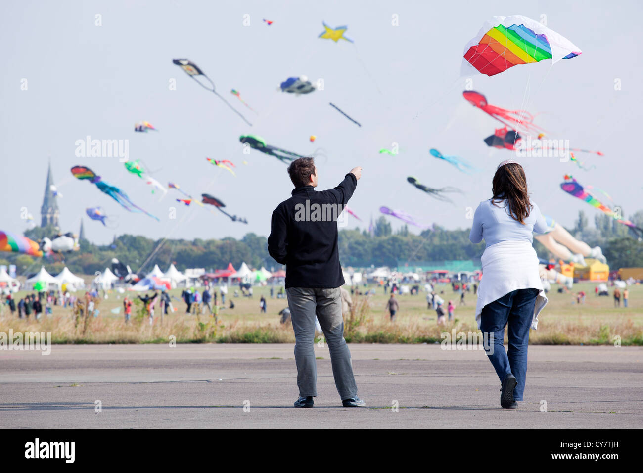 Giant Kite Festival a ex aeroporto Tempelhof di Berlino Foto Stock