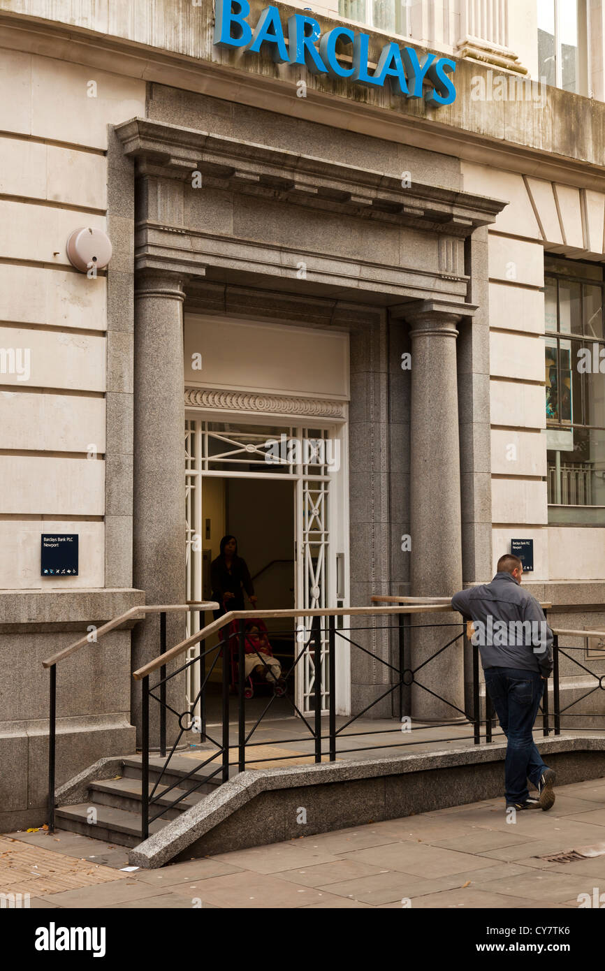 Barclays Bank, tipico High Street filiale, Newport, Wales, Regno Unito. Foto Stock