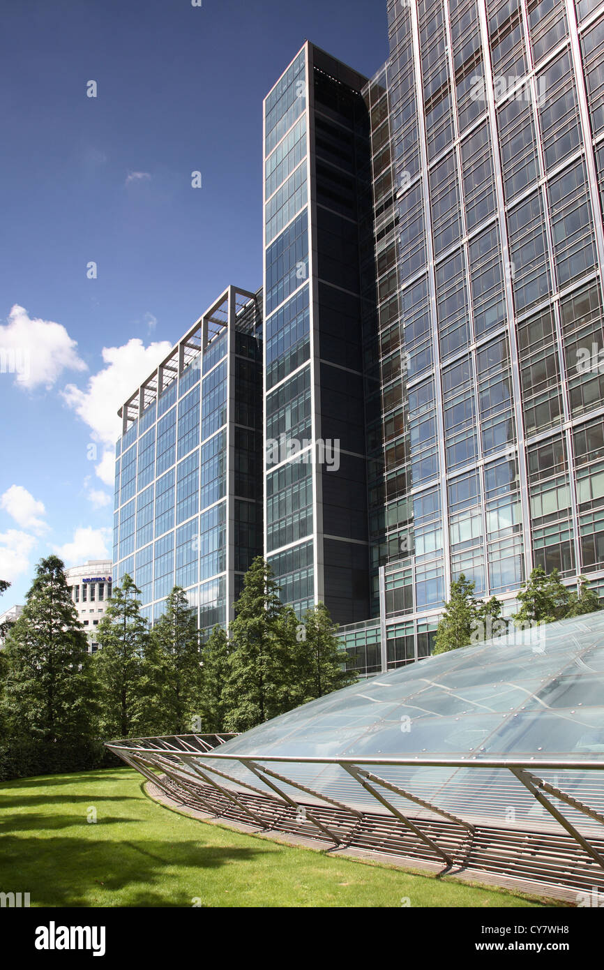 Giubileo parco nel cuore del Canary Wharf di Londra lo sviluppo circonda l'entrata della metropolitana (Metro / Subway) Foto Stock