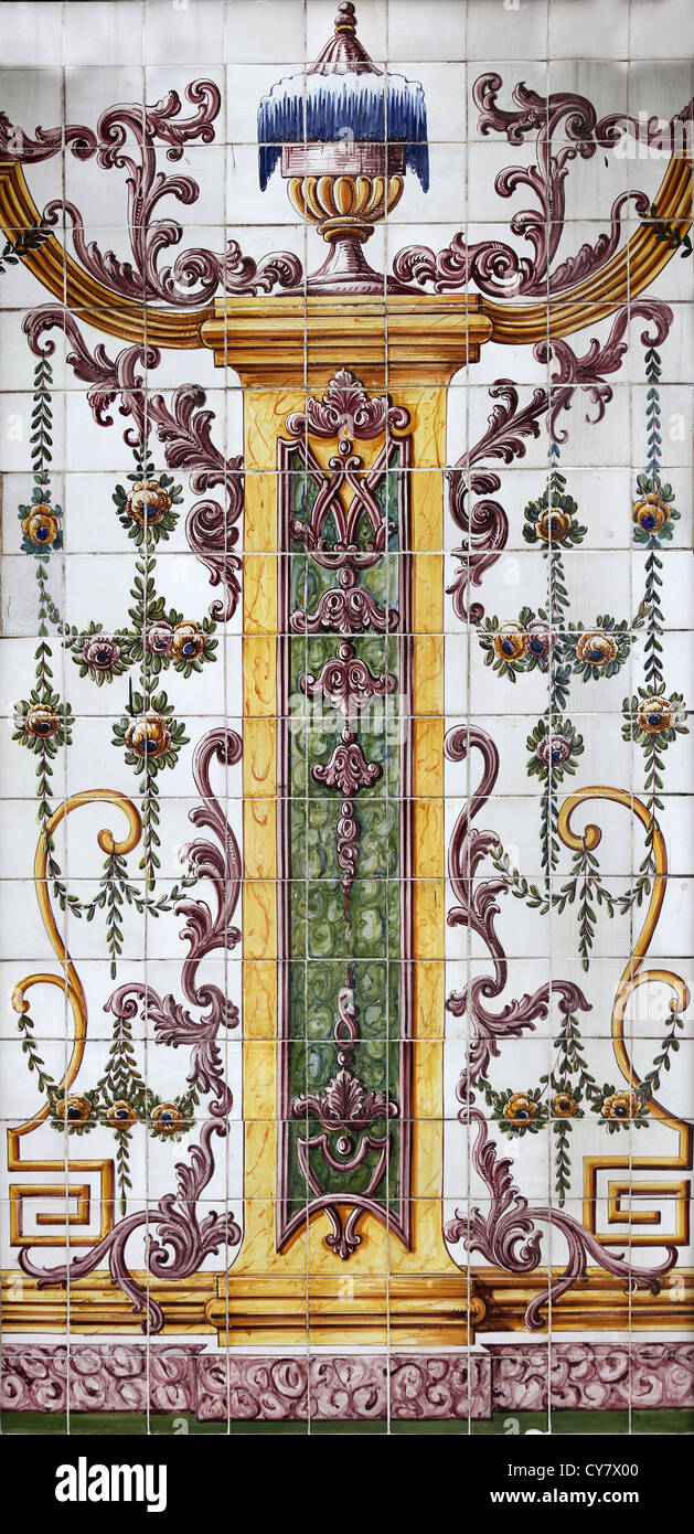 Dettaglio delle piastrelle tradizionali (azulejos) dalla facciata della vecchia casa di Lisbona, Portogallo Foto Stock