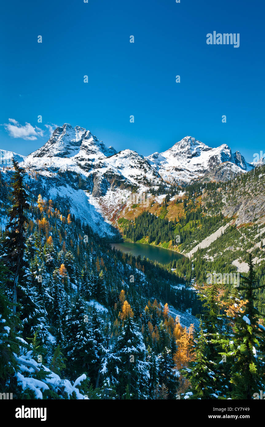 Il lago di Ann, corteo e picco picco Nero dal lago di Ann - Maple Pass - Heather Pass Loop Trail, Cascade Mountains, Washington. Foto Stock