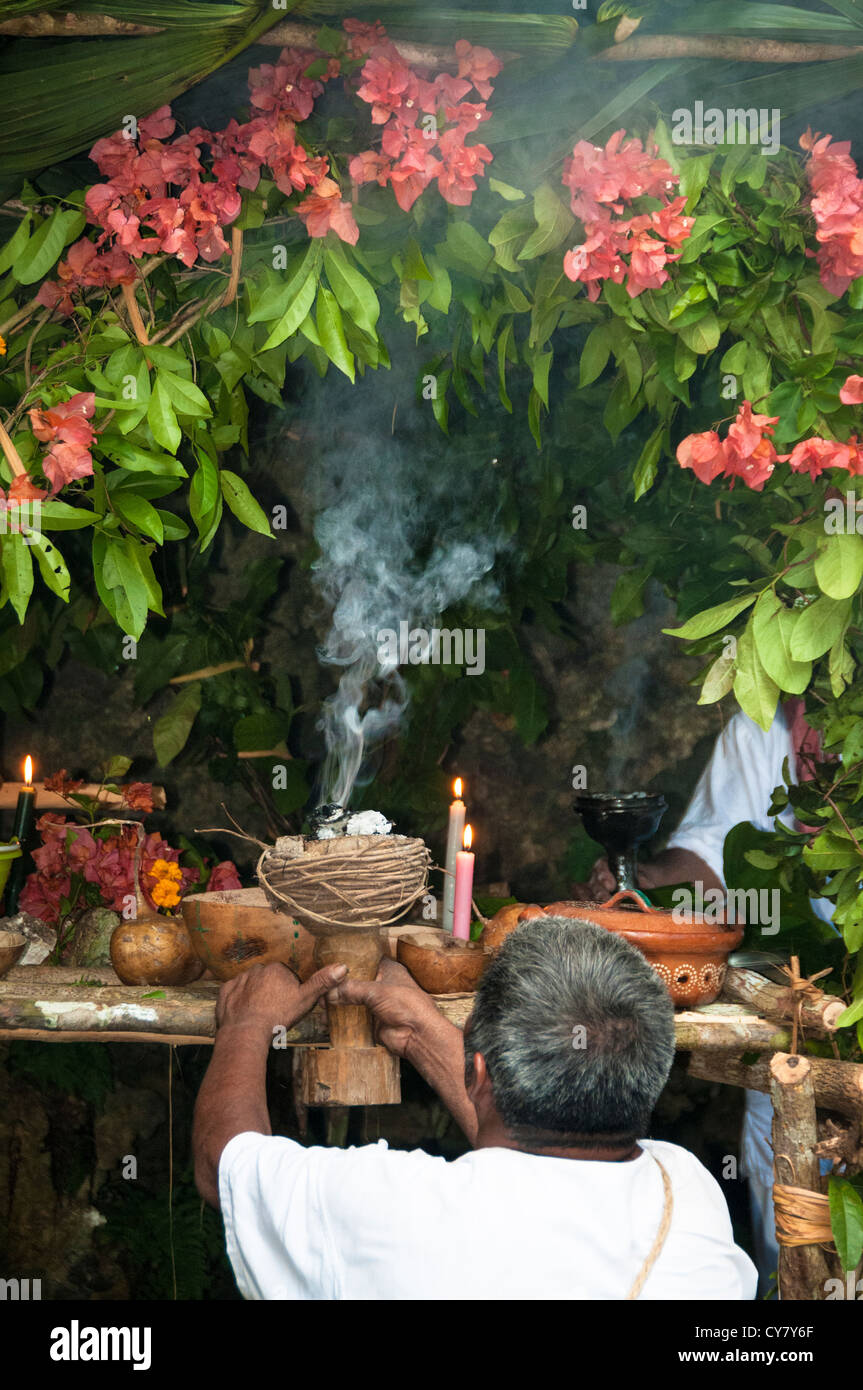 Sciamano leader rituale Maya con la masterizzazione di copale resina a Tres Reyes villaggio Maya, Riviera Maya, Messico. Foto Stock