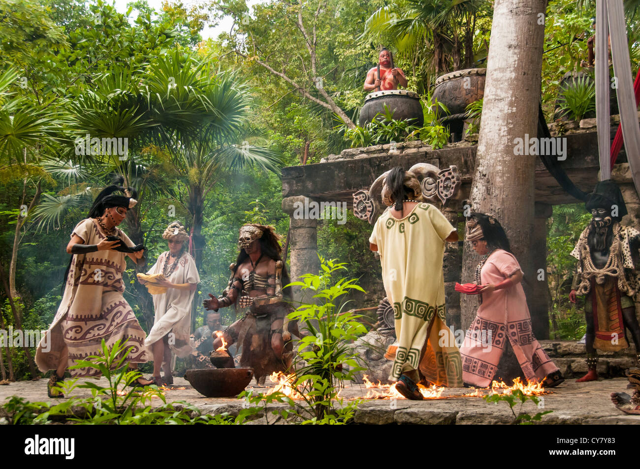 La cultura Maya prestazioni 'Los Rostros de Ek chuah', onorando il dio Maya del cacao, al Parco di Xcaret, Riviera Maya, Messico. Foto Stock