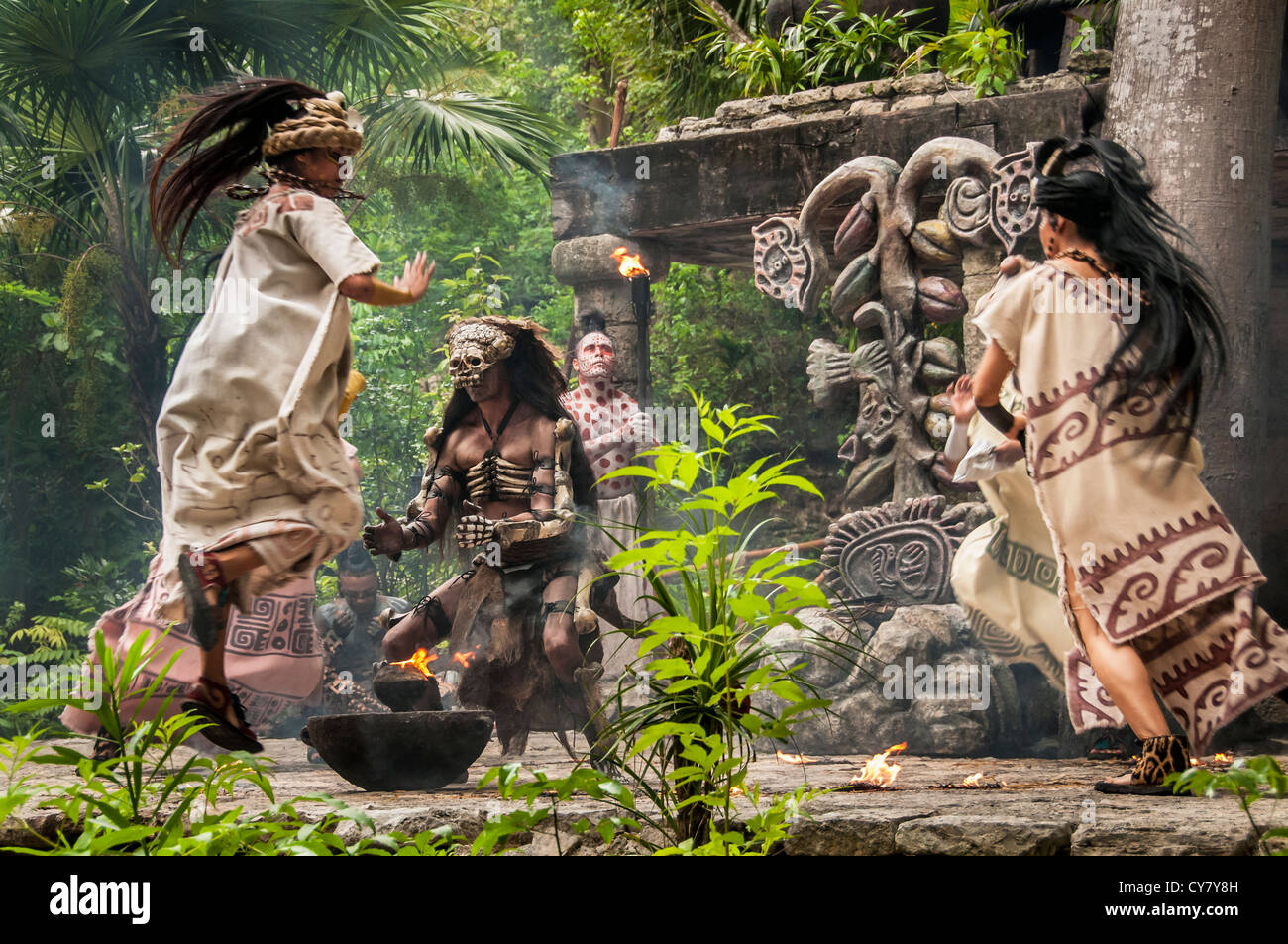 La cultura Maya prestazioni 'Los Rostros de Ek chuah', onorando il dio Maya del cacao, al Parco di Xcaret, Riviera Maya, Messico. Foto Stock