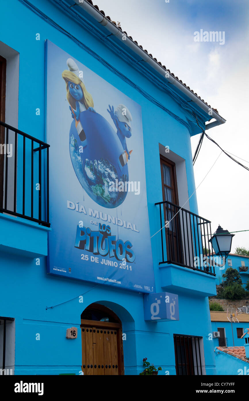 I puffi movie poster su una casa del villaggio di Juzcar Foto Stock