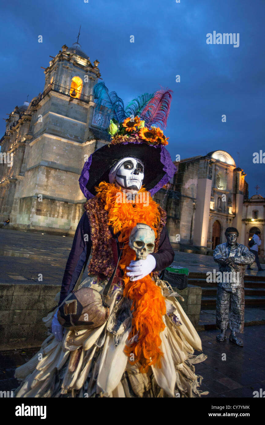 Una donna in costume con un Corn buccia gonna vivacizza l'atmosfera nei pressi della cattedrale di Oaxaca, Messico. Foto Stock