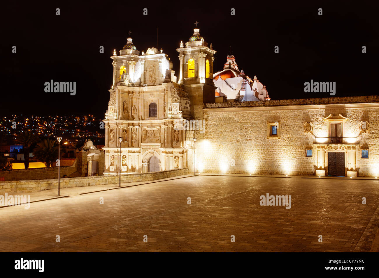 Vista notturna della illuminata Basilica de Nuestra Señora de la Ascensione in Oaxaca, Messico. Foto Stock