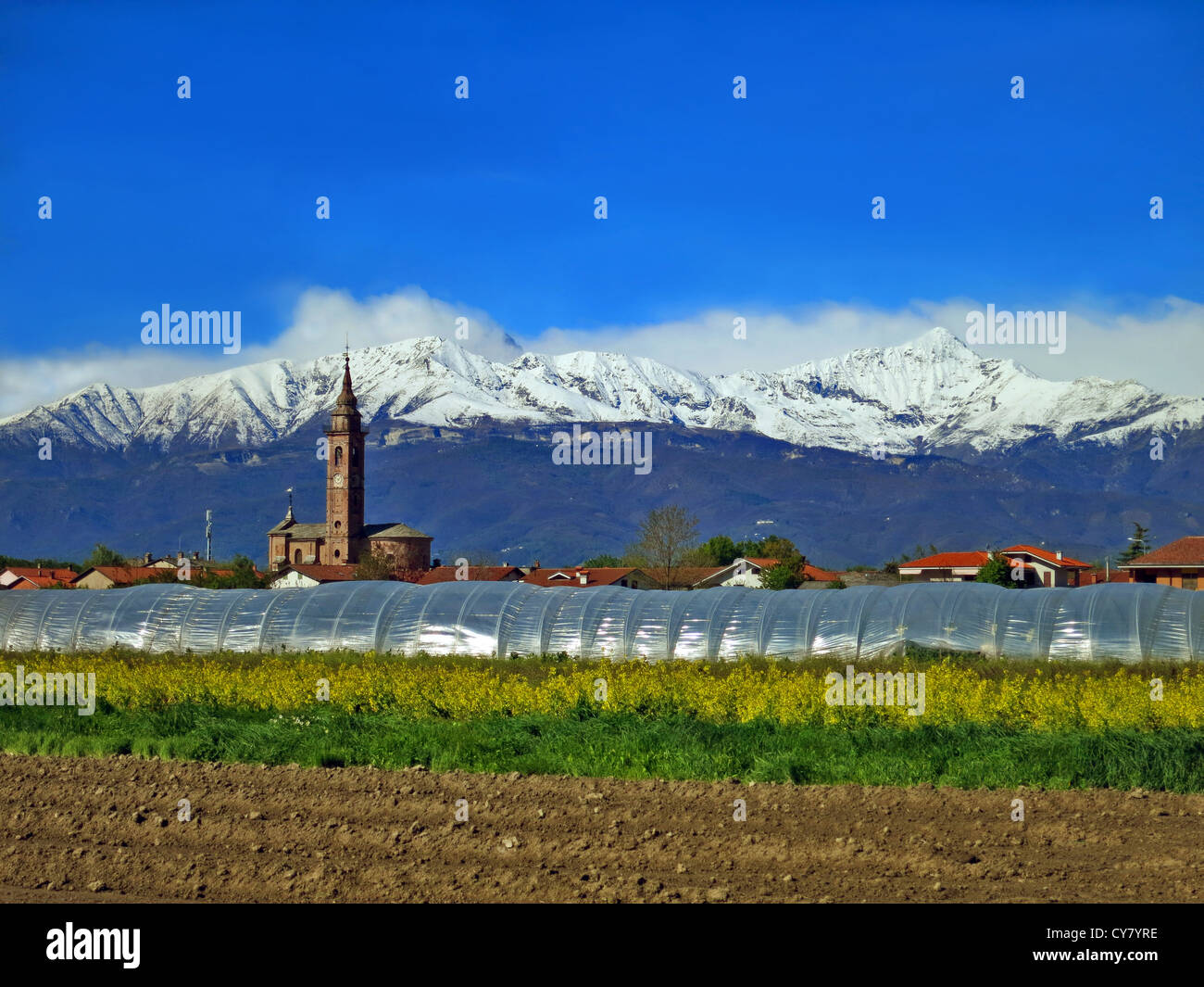 68/5000 borgo piemontese ai piedi delle Alpi. Sullo sfondo il Monviso. Foto Stock