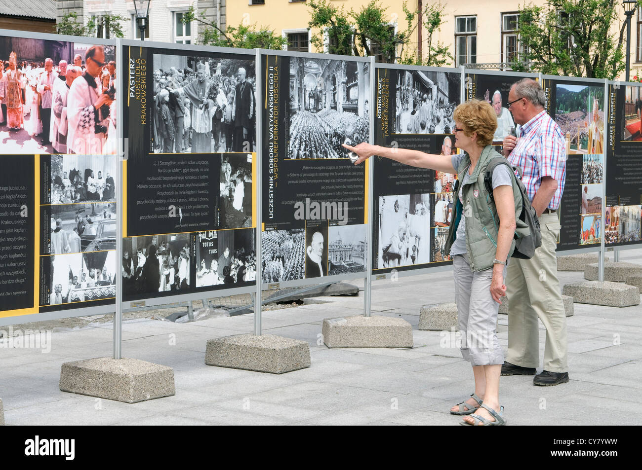 Le persone che visualizzano mostra fotografica di registrare la vita di Papa Giovanni Paolo II in Piazza Cittadina di Wadowice, Polonia. Foto Stock