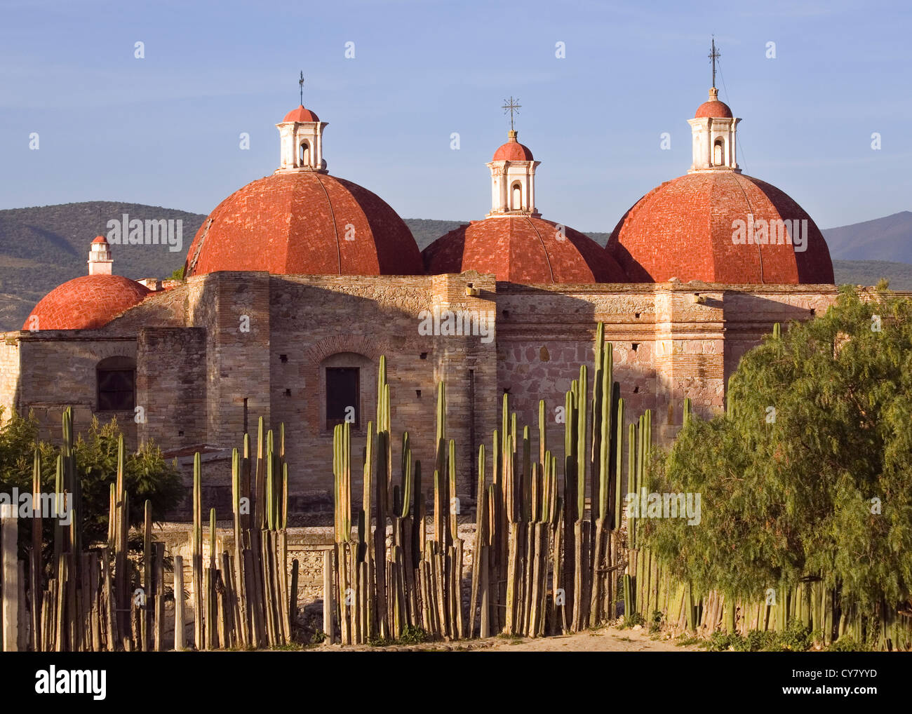 Cupole rosse della Chiesa a Mitla,Oaxaca sito di archeologia, Messico Foto Stock
