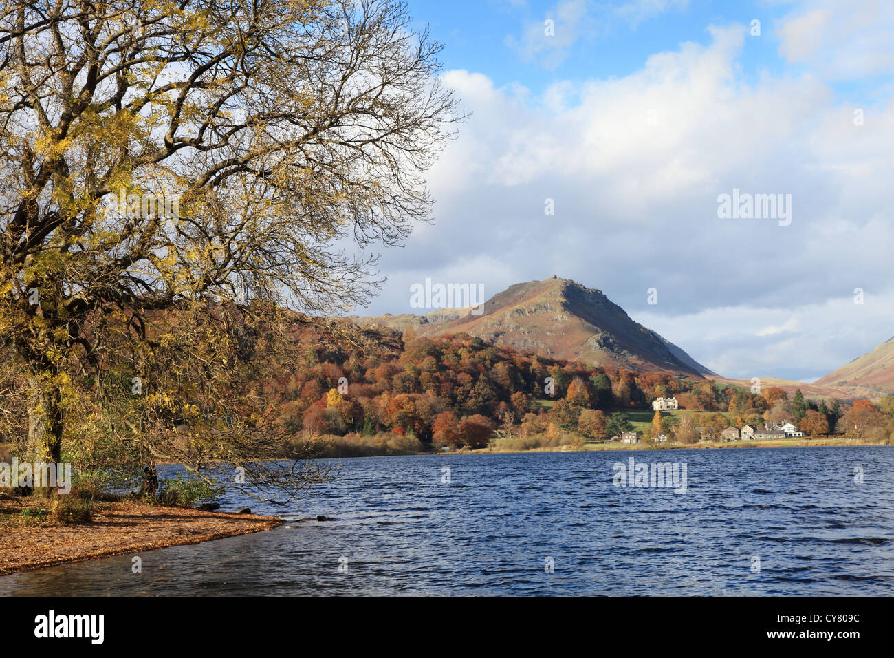 Grasmere Lake e il villaggio al di sotto della Rupe Helm, Lake District inglese, REGNO UNITO Foto Stock