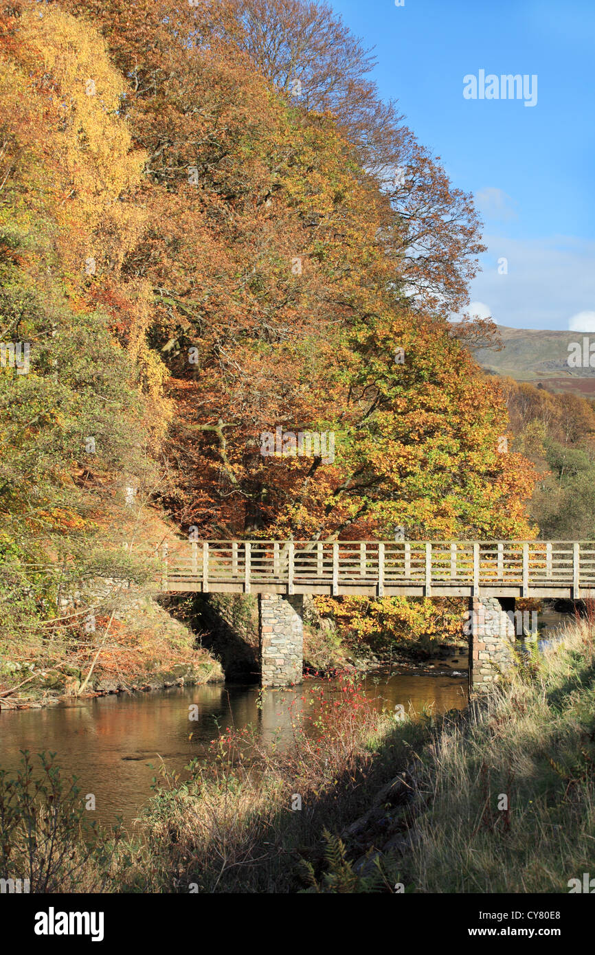 Ponte in legno sul torrente alla fine di Grasmere lake, Lake District inglese, REGNO UNITO Foto Stock