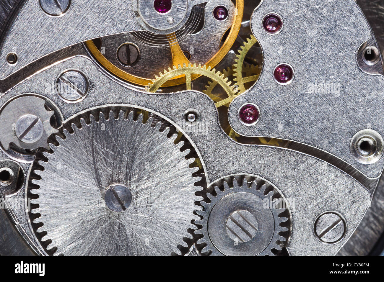 Ingranaggi in acciaio di vecchi orologi meccanici close up Foto Stock