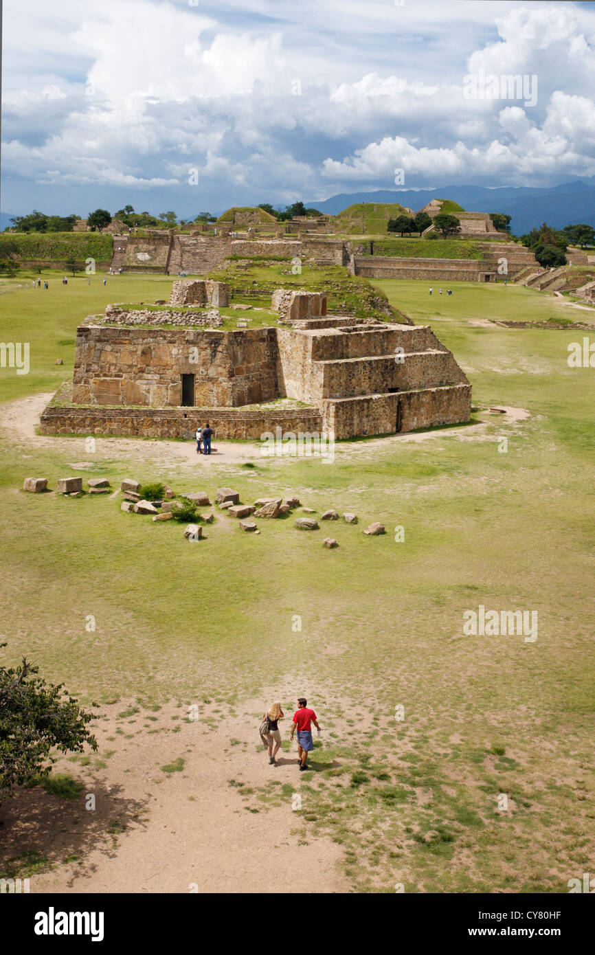 Giovane adulto giovane passeggiate a nord attraverso la piazza del Monte Alban sito di archeologia, Oaxaca, Messico Foto Stock