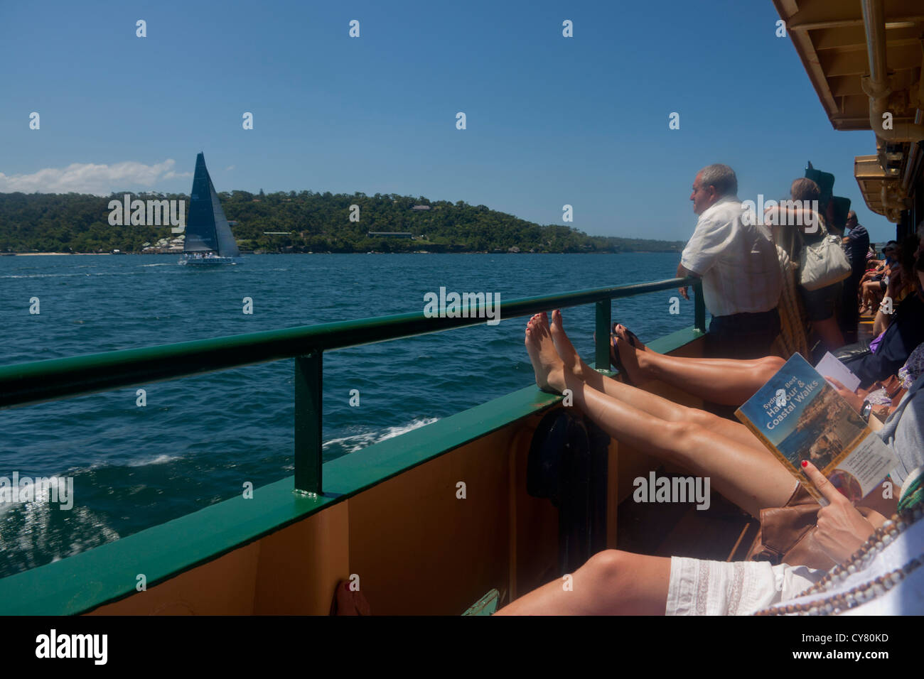 Il traghetto da Circular Quay a Manly sul Porto di Sydney con la donna seduta guida di lettura Sydney New South Wales (NSW) Australia Foto Stock