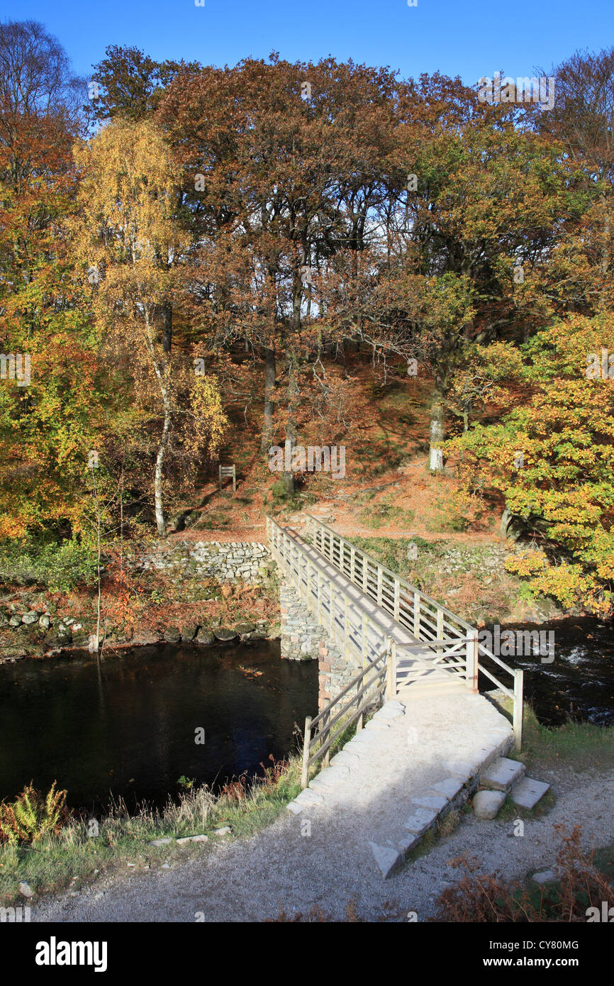 Ponte in legno sul torrente alla fine di Grasmere, Lake District inglese, REGNO UNITO Foto Stock