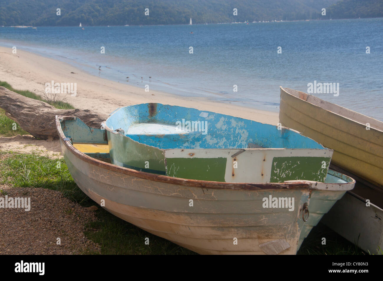 Il vecchio dipinto Barche di pescatori sulla spiaggia di Palm Beach spiagge settentrionali Pittwater Sydney New South Wales AUSTRALIA Foto Stock