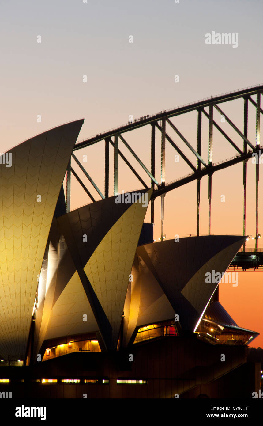 Close-up di Sydney Opera House e Harbour Bridge al tramonto con il Rosa tramonto Sky Harbour Bridge scalatori in shot Sydney Australia Foto Stock