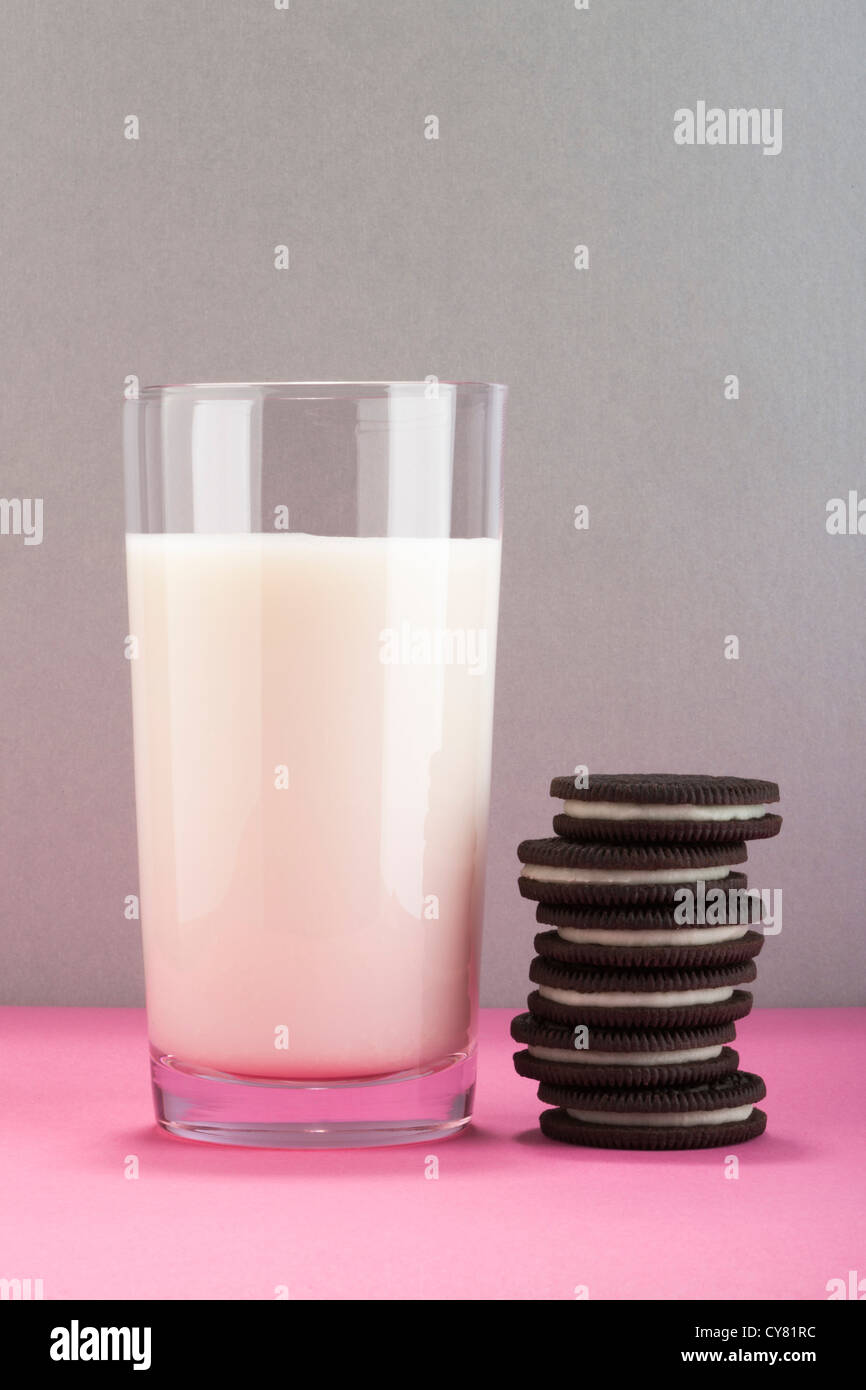 Un bicchiere di latte e Oreo Cookie Foto Stock