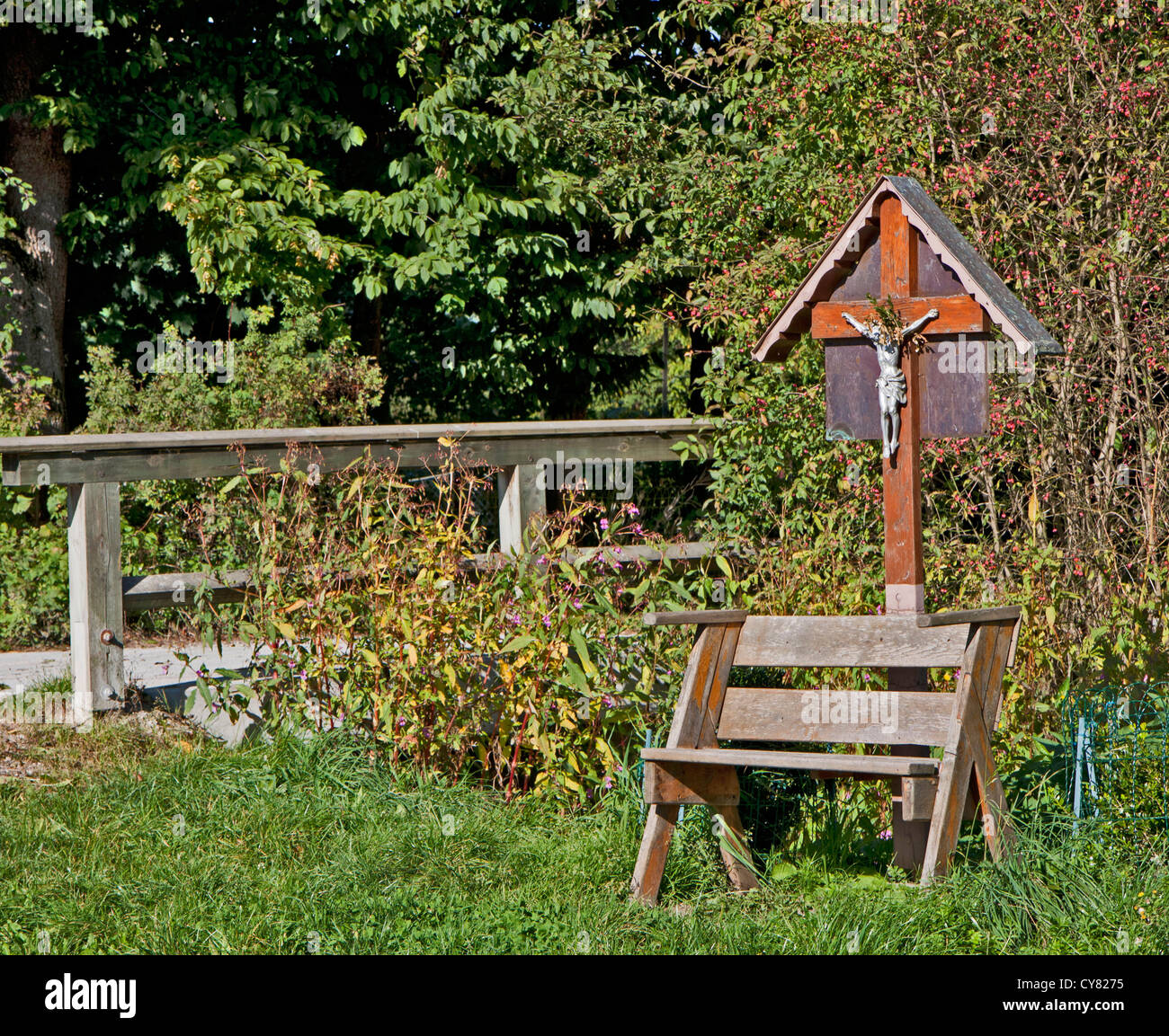 Piccola cappella con crocifisso su un percorso rurale in Germania, in Baviera Foto Stock