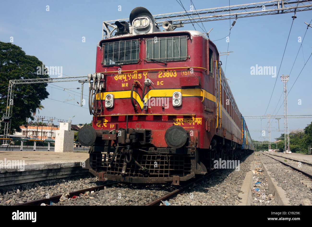 Indian elettrica diesel locomotiva passeggero. Stazione di Puducherry, India Foto Stock