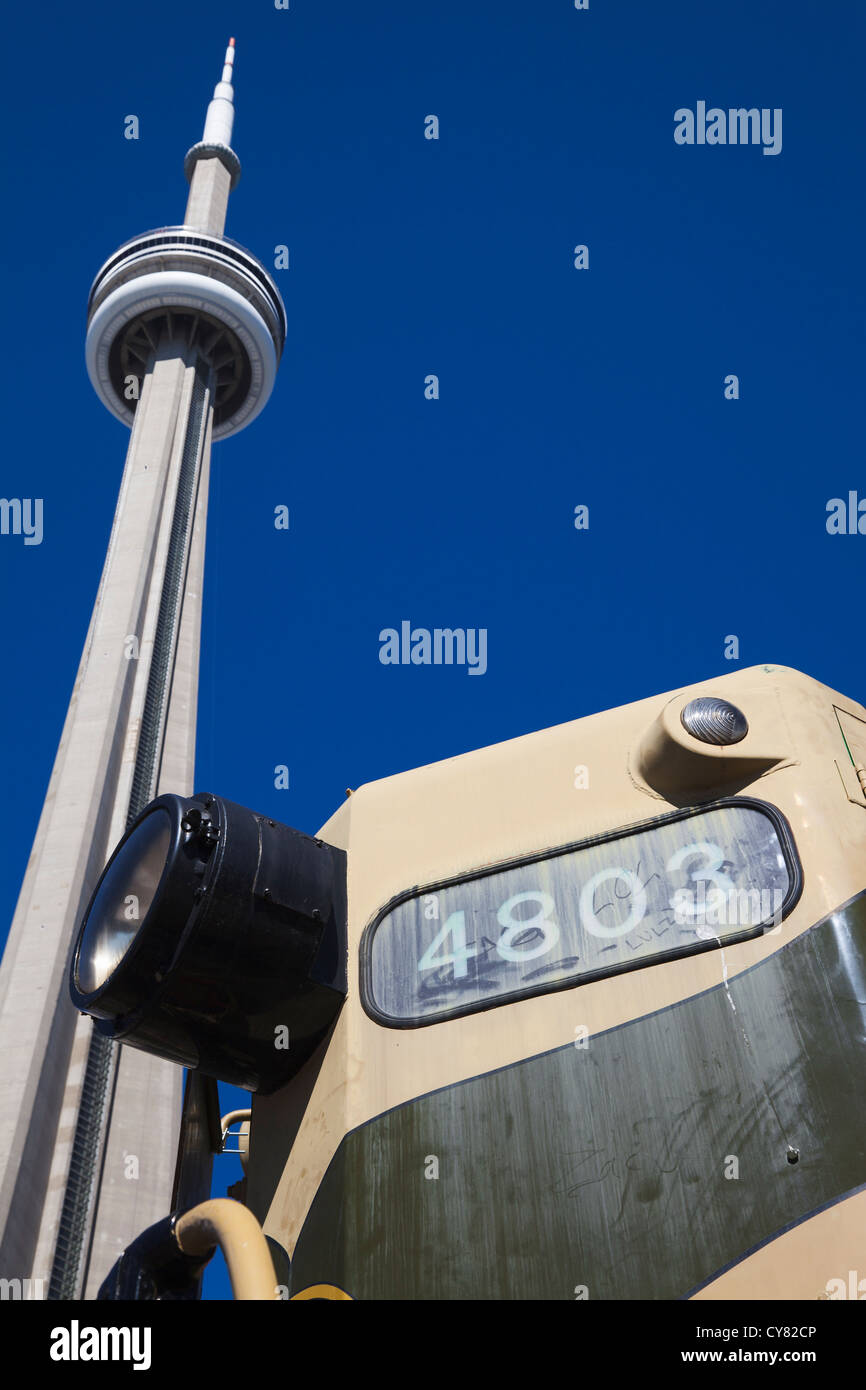 CN Tower con vintage canadese locomotiva diesel sul display a Toronto in Canada Foto Stock